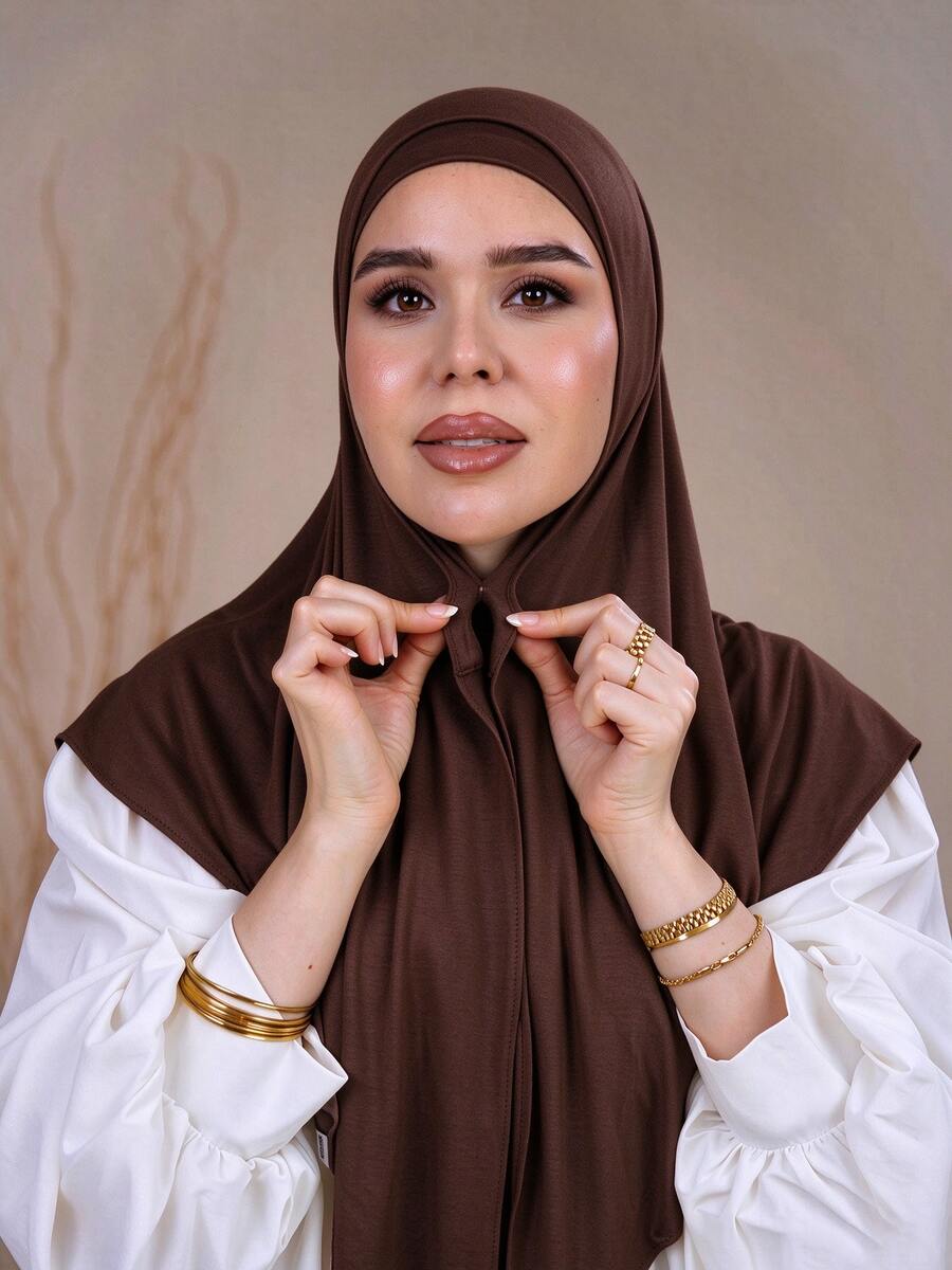 1 قطعة حجاب مثلث فوري مغناطيسي بلون موحد للنساء، وشاح رأس من الجيرسيه ناعم وسلس ومريح وقابل للتنفس، وشاح رياضي، توربان مثلث فوري مع وشاح داخلي مطابق بنفس اللون، مناسب للارتداء اليومي - شوكولاته بني - مشاهدة 1
