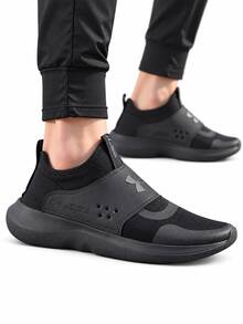 Under Armour Runplay 男子舒適軟彈透氣輕便運動鞋健身訓練跑步鞋一腳蹬，建議訂購大一號 - 黑色/灰色 - 查看 1