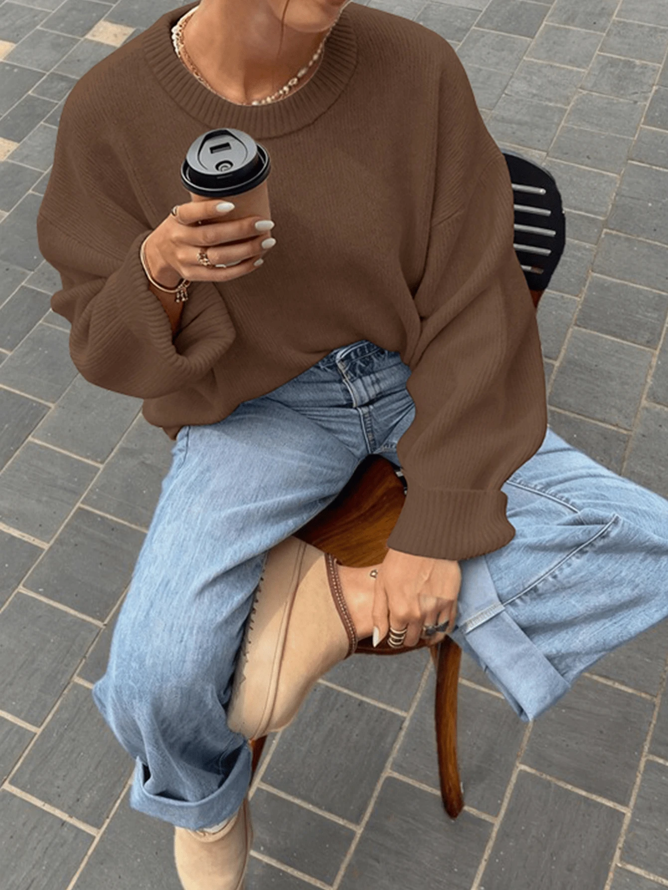 女款簡約棕色寬鬆針織套頭毛衣，復古日常穿搭，棕色大廓形圓領針織上衣，休閒日常服飾