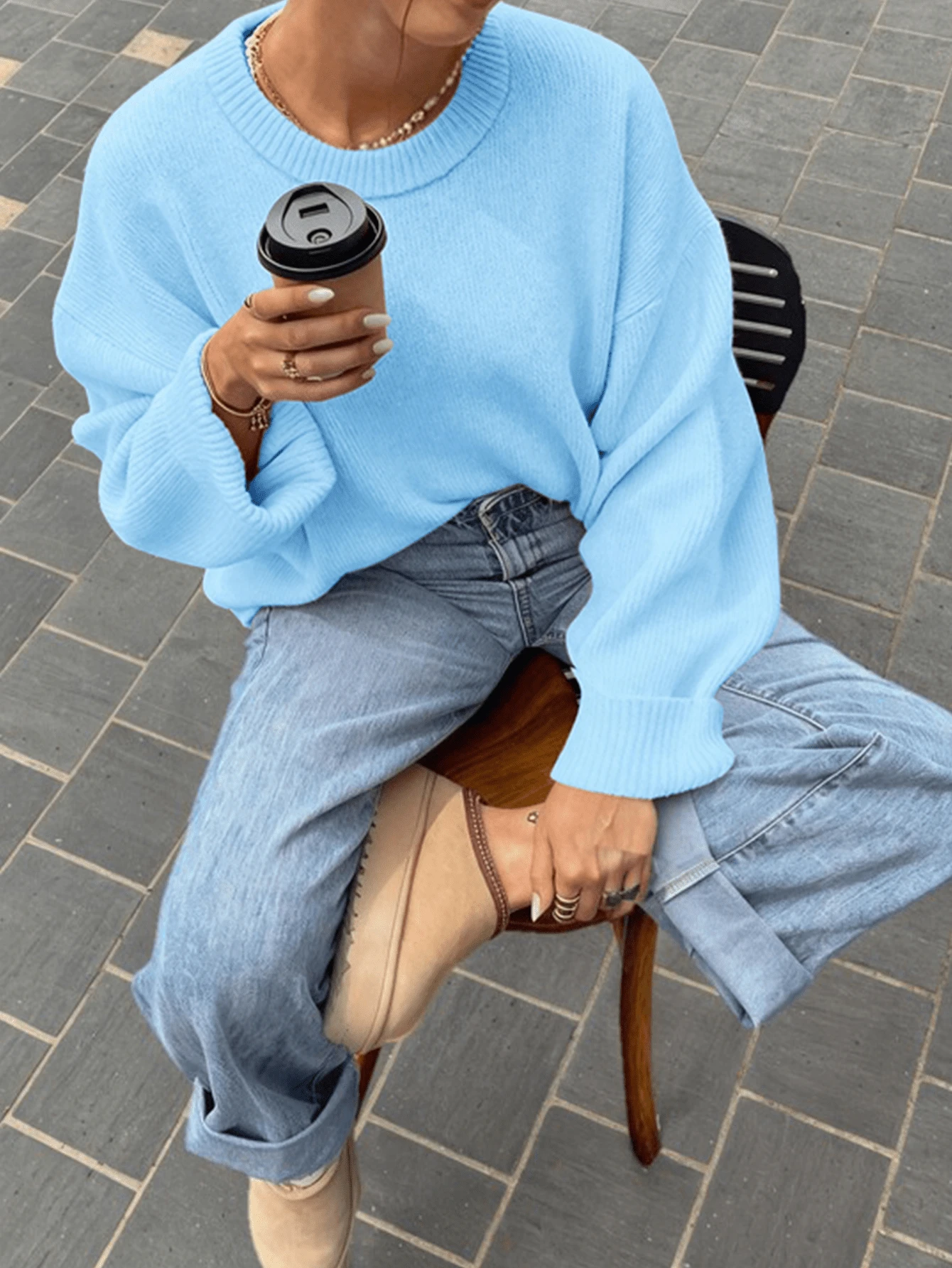 女款藍色學院風寬鬆圓領針織套頭毛衣，淺藍色大廓形時尚上衣