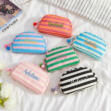 Tas Kosmetik Bergaris Bordir Kustom, Tas Penyimpanan Kosmetik dengan Nama yang Dipersonalisasi, Resleting dan Pom Pom, Tas Penyimpanan Perlengkapan Mandi Kanvas Warna-warni untuk Perjalanan, Tas Penyimpanan dengan Bordir Huruf, Hadiah yang Dipersonalisasi - MultiWarna - View 7
