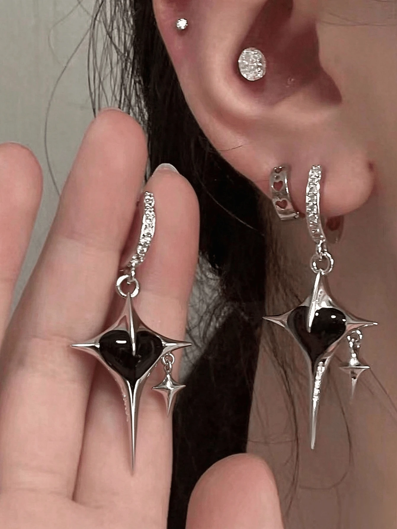 1 Pair Minimalist Metal Heart Inlaid Earrings For Women, Suitable For Gifts, Daily Commute, Gatherings, Parties - Silver - View 1