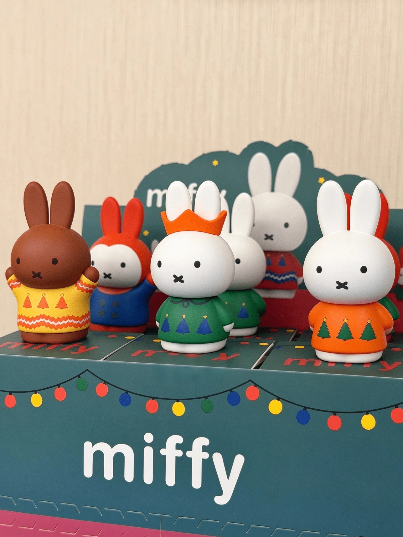 官方授權 Miffy「Snowy」冬季系列盲盒,可愛兔子收藏乙烯基公仔,Miffy & Boris 雪地主題,6 款常規款式包含滑雪、雪橇與雪地裝扮,植絨雪人 Boris,隨機 1 件 - 彩色 - 查看 1