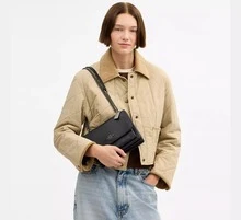 Coach Klare 女款時尚鏈條斜挎包 翻蓋錢包包 適合購物、旅行、日常穿搭 肩背包禮物 - 黑色1 - 查看 3