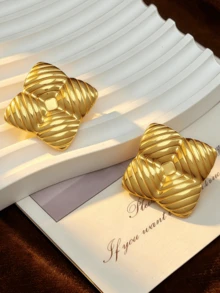 1 Pair Women's Vintage Luxury Four-Leaf Stud Earrings, 3D Diagonal Textured Embossed Square Earrings, Bold Versatile Party Date Jewelry - Gold - View 4