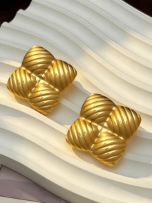 1 Pair Women's Vintage Luxury Four-Leaf Stud Earrings, 3D Diagonal Textured Embossed Square Earrings, Bold Versatile Party Date Jewelry - Gold - View 2