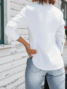 优雅白衬衫，纽扣前襟设计，常规下摆，适合办公室穿着