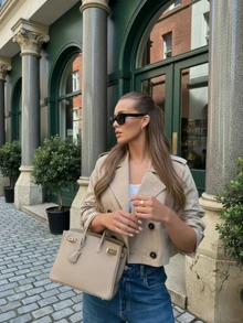 2025秋冬欧美风女式优雅休闲翻领纽扣双口袋长袖短款风衣外套，适合休闲外出、通勤、聚会、音乐会、早餐、度假、旅行等场合。 - 卡其色 - 查看 2