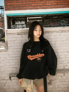 1 件休闲美式学院风图案印花宽松套头衫，适合女士，百搭日常穿着，秋冬 - 黑色 - 查看 1