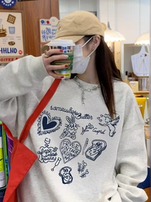 1件可爱涂鸦印花图案休闲宽松套头卫衣，适合日常居家穿着，秋冬季百搭。 - 淺花灰 - 查看 2