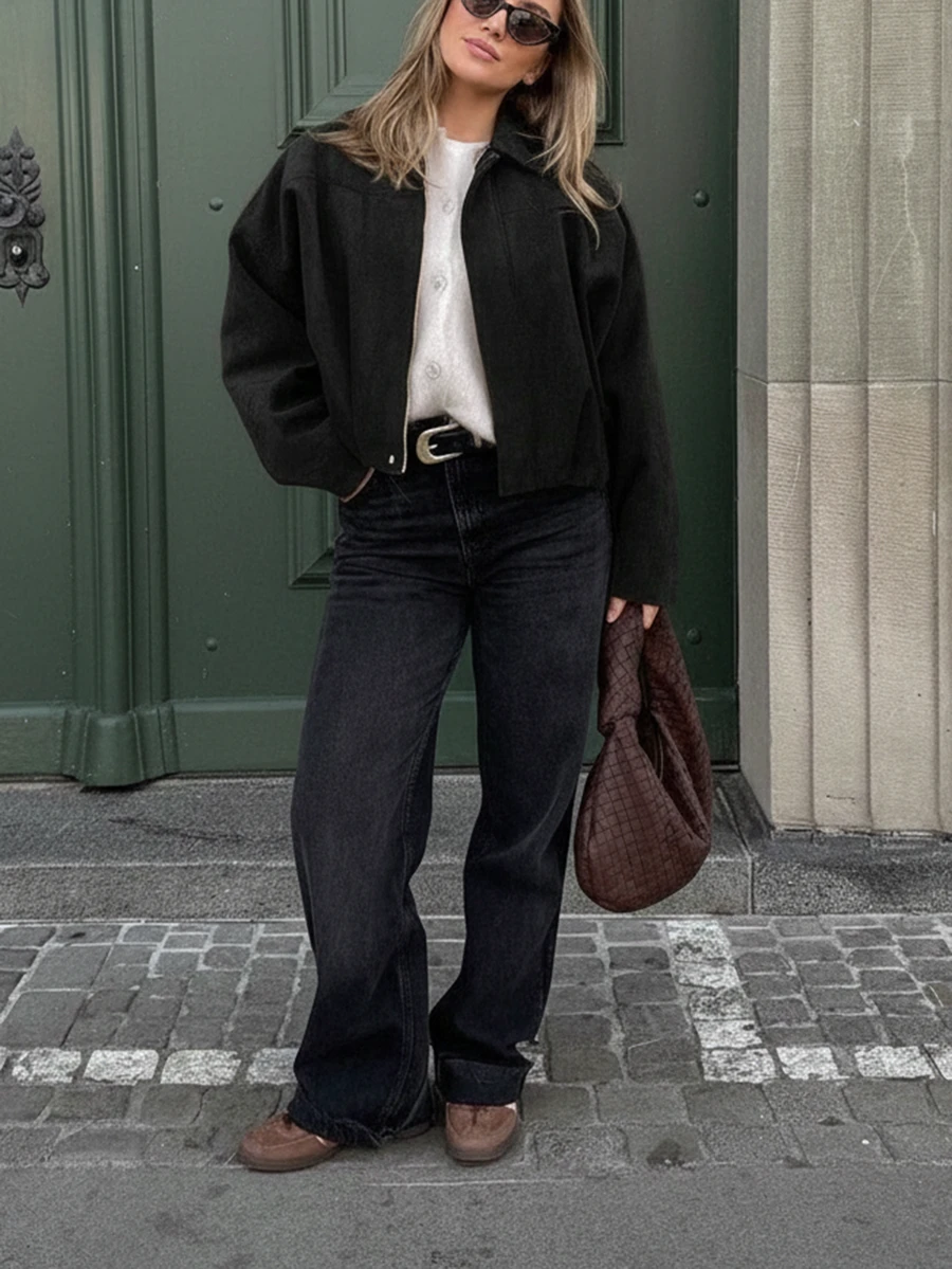 Jachetă de damă din piele întoarsă artificială, cu mânecă lungă, la un singur nasture, casual, potrivită pentru ținute de primăvară. Jachetă scurtă verde militar cu buzunar și nasturi metalici, potrivită pentru ținute de primăvară și toamnă.