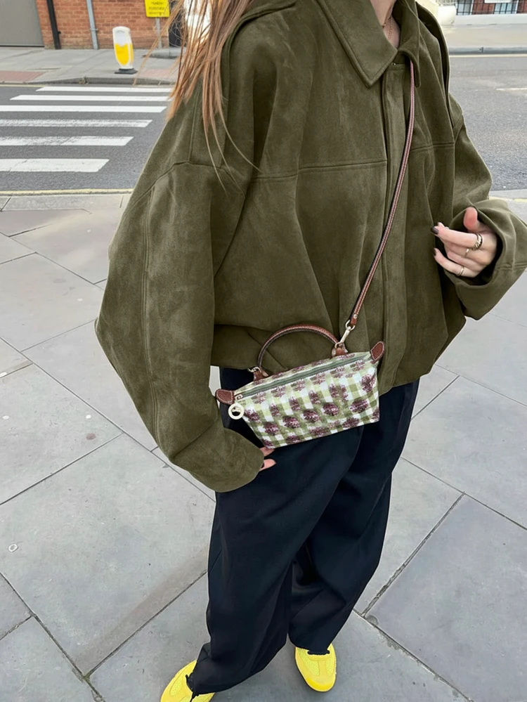 Jaqueta casual solta de manga longa com botão único em camurça sintética para mulheres, adequada para uso na primavera. Jaqueta militar verde curta com bolsos e botões de metal para mulheres, adequada para uso na primavera e outono. - Verde Militar - Visão 1