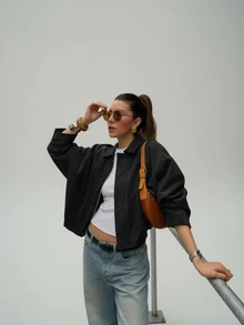 Jachetă de damă din piele întoarsă artificială, cu mânecă lungă, la un singur nasture, casual, potrivită pentru ținute de primăvară. Jachetă scurtă verde militar cu buzunar și nasturi metalici, potrivită pentru ținute de primăvară și toamnă.