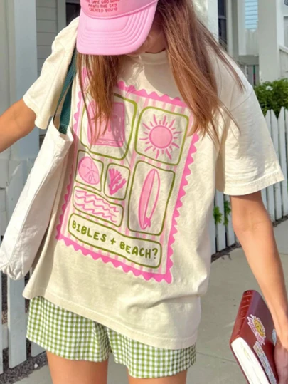 Top imprimé graffiti à carreaux roses et verts "Bible + Beach" pour femmes. T-shirt ample en coton épais, doux et respirant, au style américain doux, avec manches courtes. Convient pour l'été, les vacances à la plage, les visites à l'église et les sorties entre amis