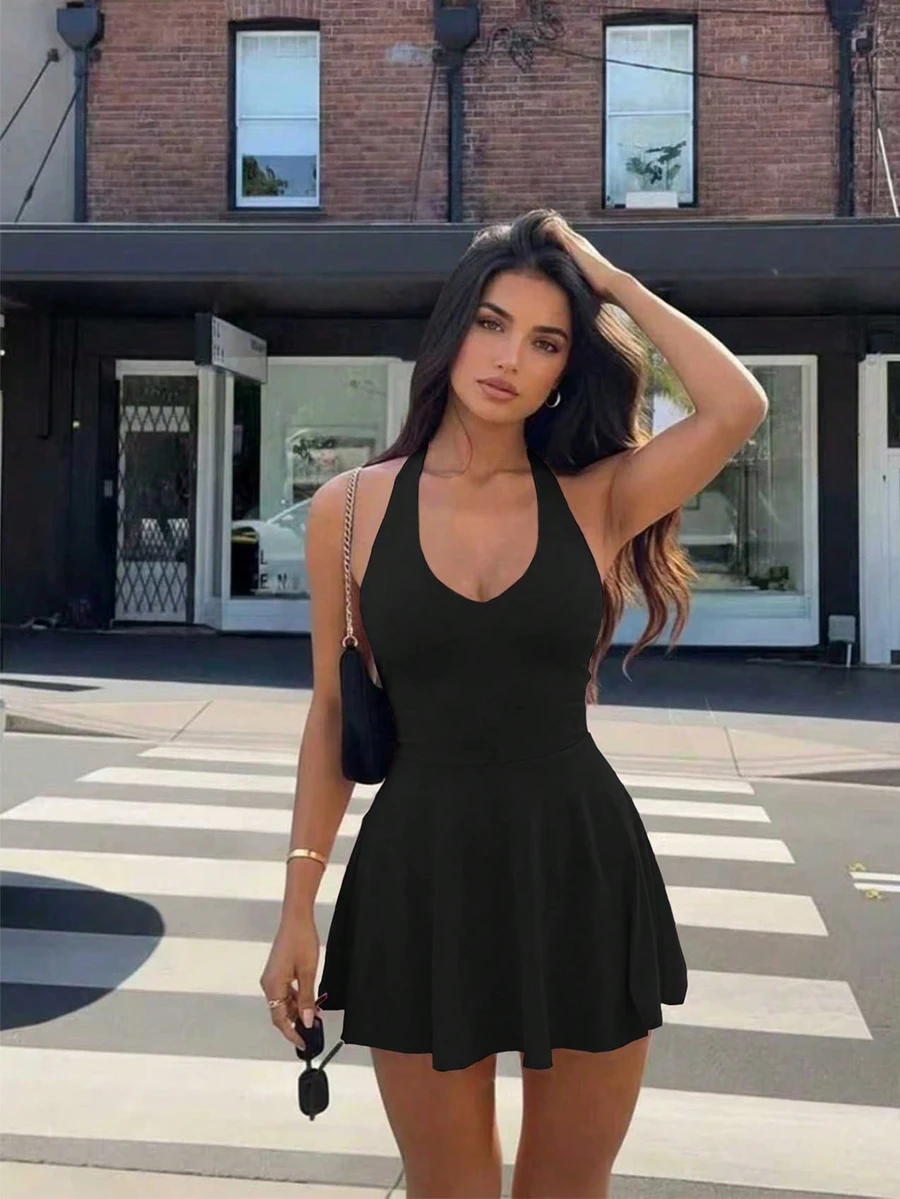 女士纯色V领露背吊带优雅度假风时尚迷你连衣裙，内置安全短裤，适合情人节派对 - 黑色 - 查看 1