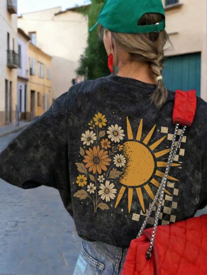 Camiseta de manga corta de cuello redondo con estampado de lema en inglés y diseño de estilo tie-dye, de moda nueva para el verano. Diseño versátil y elegante con estampado de flor de ciruelo y árbol de pino, adecuado para mujeres