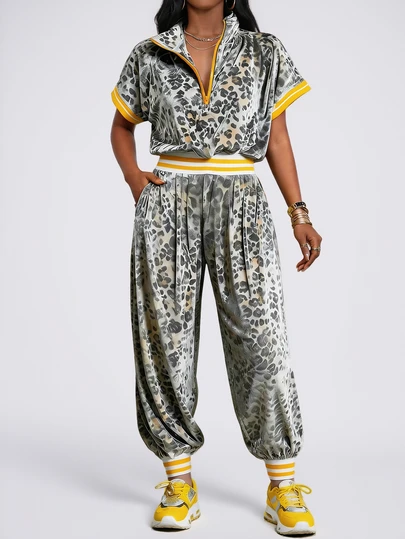 优雅女士休闲豹纹两件套，包括一件立领上衣和一条带口袋的锥形裤，为女性提供时尚舒适的合身搭配，打造优雅的夏季休闲装扮。