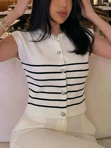 Camiseta sin mangas de punto para mujer, nueva colección primavera/verano, de estilo minimalista y elegante, con cuello redondo, diseño sin mangas, decoración con botón con forma de corazón, top corto y ajustado en color rosa, adecuado para uso casual, trabajo, viajes, citas, ceremonias de graduación y fiestas - Blanco y Negro - Ver 2