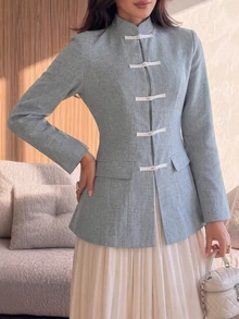 女款優雅中式立領盤扣假口袋西裝外套，2026秋冬新款收腰長袖亞麻紋理新中式上衣，靜奢東方優雅通勤夾克，適合辦公通勤、茶會、婚禮賓客、晚宴、週末聚會 - 淺藍色 - 查看 2